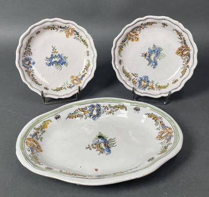 MOUSTIERS
Plat ovale et deux soucoupes à décor pol