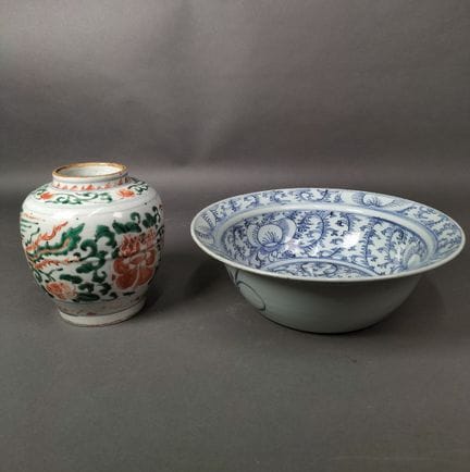 CHINE
Un plat creux décoré en camaïeu bleu de fleu
