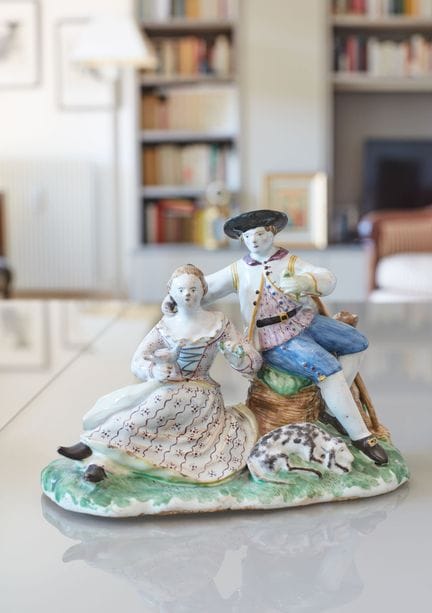LUNEVILLE 
Groupe ovale formé d'un couple de galan