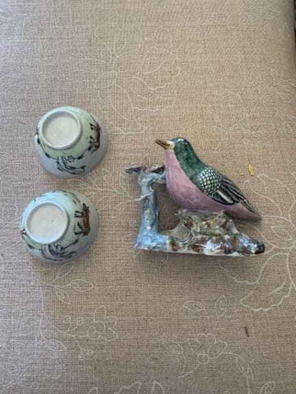 CHINE
Oiseau posé sur un rocher percé, deux sorbet