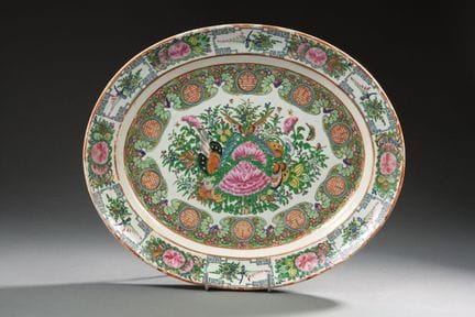 CHINE, Canton
Plat ovale décor polychrome au centr