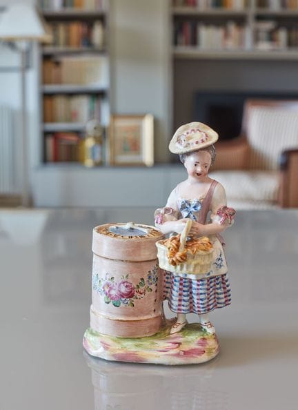 SCEAUX
Rare  moutardier, décor polychrome représen