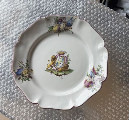 MEILLONNAS
Rare assiette à décor polychrome au cen