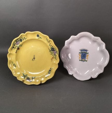 MARSEILLE & MOUSTIERS
Une assiette à fond jaune av