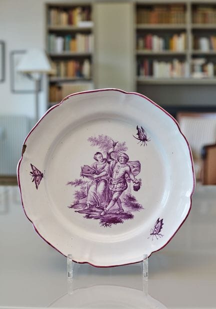 NIDERVILLER
Assiette à bord contourné, à décor en 