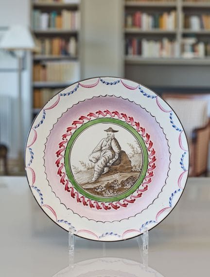 LES ISLETTES
Assiette décorée en camaïeu bistre, d
