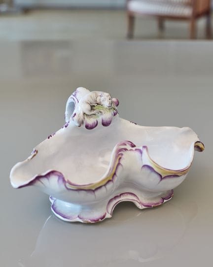 NIDERVILLER
Saucière de forme rocaille avec une an