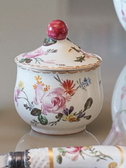 MARSEILLE 
Un pot à crème, décor polychrome bouque
