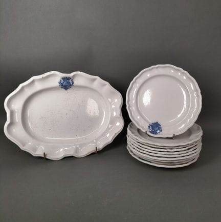MOUSTIERS
Un plat ovale et dix assiettes à décor d