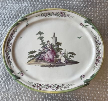 NIDERVILLER
Plat ovale à décor polychrome au centr