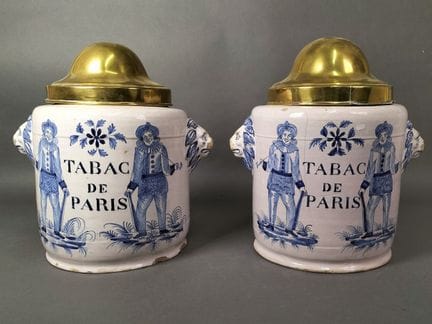 DIVERS 
Deux pots à tabac marqué tabac de Paris dé