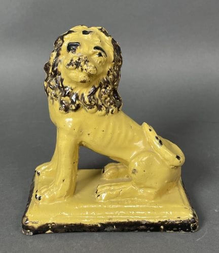 MIDI
Lion assis sur base rectangulaire à fond jaun