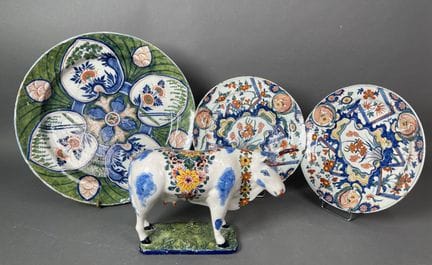 DELFT
Deux assiettes à décor polychrome dit « au t