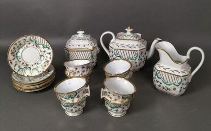 巴黎
一套茶具，包括带盖茶壶、带盖糖罐、水壶、8只茶杯和5只茶托，饰有叶纹、金线纹和绿色棕榈叶图案。