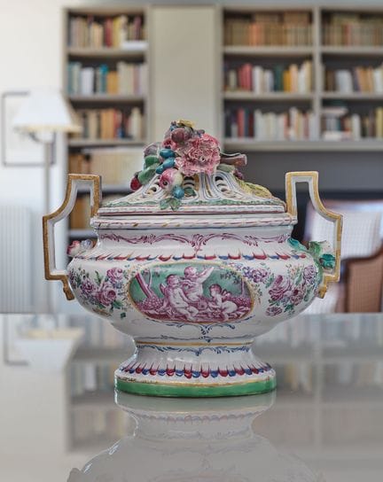 SCEAUX
Exceptionnel vase ovale couvert à décor de 
