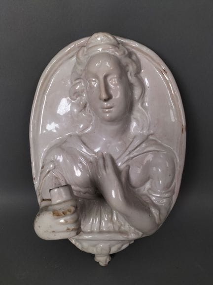 NEVERS
Portavelas esmaltado en blanco que represen