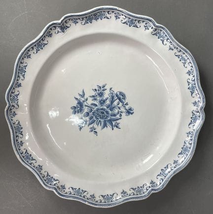 MOUSTIERS
Plat rond décor en camaïeu bleu au centr