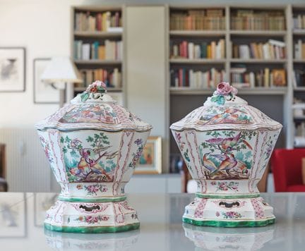 SCEAUX
Deux exceptionnels vases « hollandais » cou