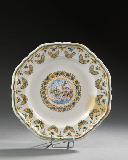 MOUSTIERS
Assiette à décor mythologique avec Jupit