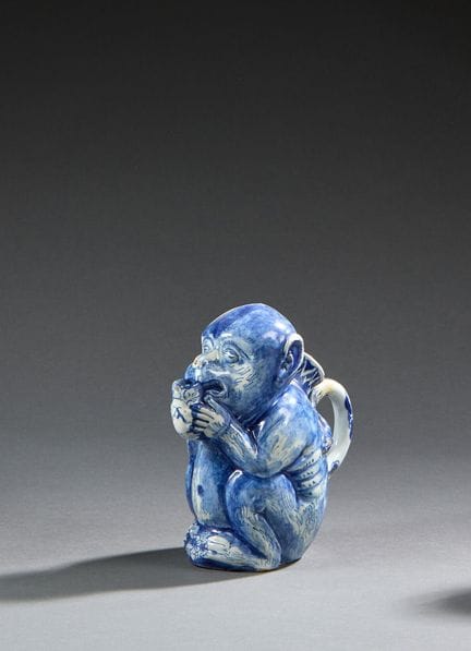 DELFT
Singe buvant assis formant verseuse de condi