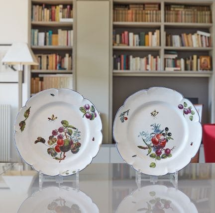 SCEAUX
Deux assiettes formant pendant, décor polyc