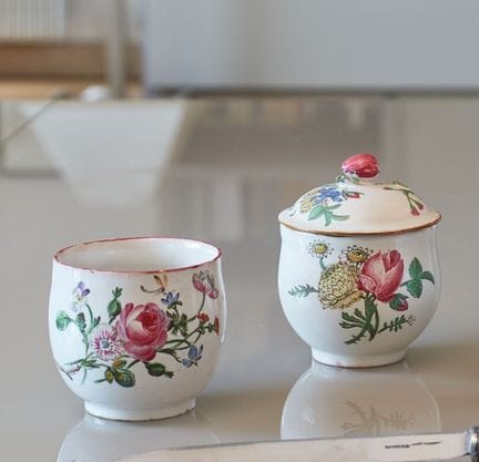MARSEILLE
Deux pots à crème dont un couvert, à déc