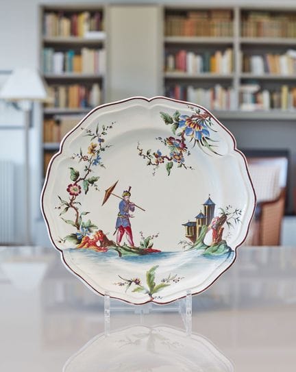 LUNEVILLE 
Rare plat de forme orfèvrerie à contour