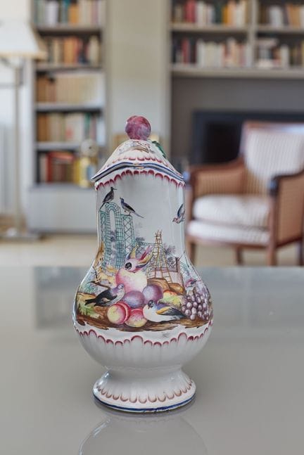 SCEAUX
Rare pichet couvert, à décor polychrome d'u