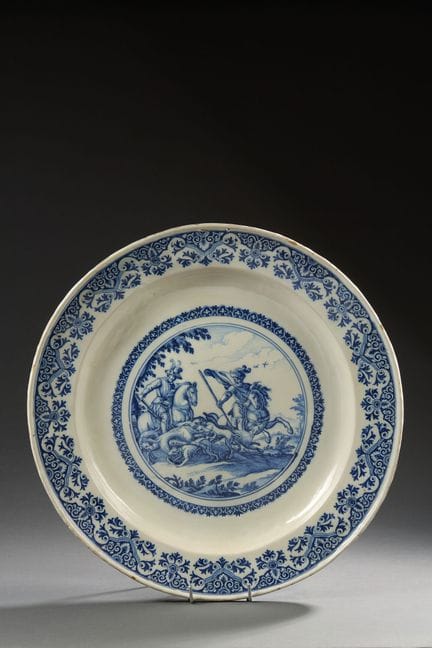 MOUSTIERS
Plat rond de chasse décoré en camaïeu bl