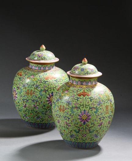CHINE, Canton
Paire de vases couvert de forme boul