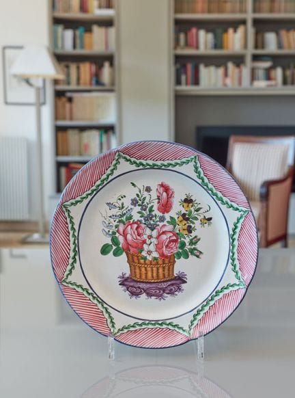 LES ISLETTES 
Assiette à décor polychrome au centr