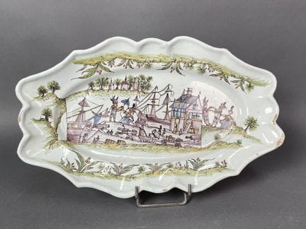 MACON?
Plat ovale à décor polychrome d'un port ani
