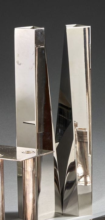 ALESSI，  
与扎哈·哈迪德合作，2005年
两只不锈钢花瓶
编号：065616 和 0660