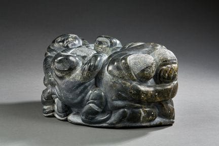 卢卡西·埃查卢克（生于1942年）
母亲与孩子们    
皂石
伊努克朱阿克，努纳维克
17 × 3