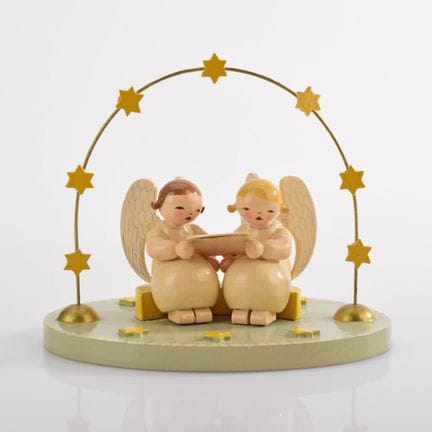 Wendt &amp; Kühn，格吕恩海尼兴，一对天使坐在新月上，身处星光拱门之下，共同手持一张乐