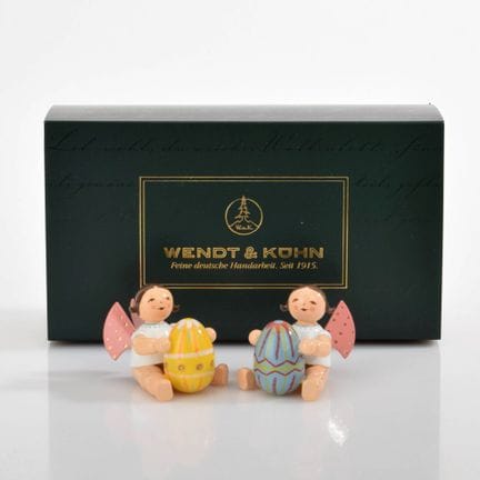 Wendt &amp; Kühn，格吕恩海尼兴，各有一尊棕发天使坐姿雕像，翅膀呈古玫瑰色并点缀金色斑