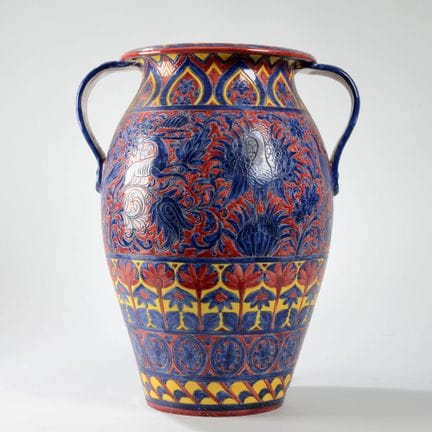 Vase à deux anses aux parois bombées, motifs flora