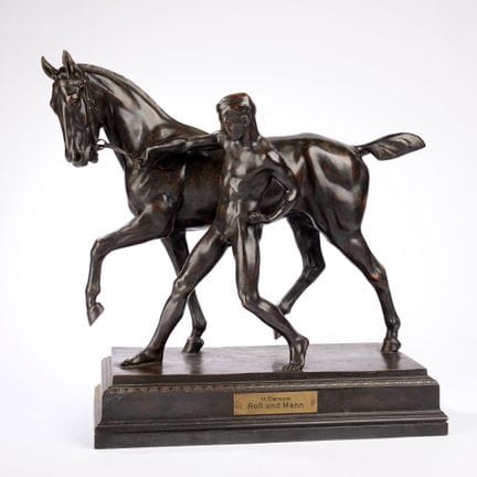Fusion en bronze, patinée brun foncé, socle rectan