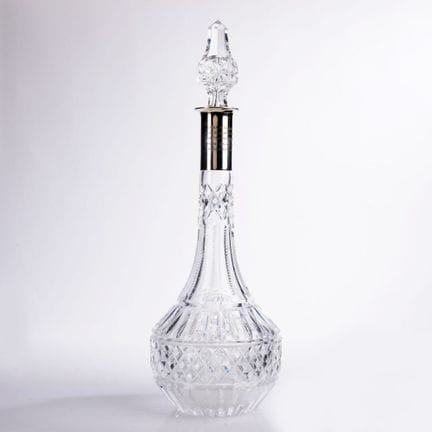 verre taillé incolore avec collerette en argent (a