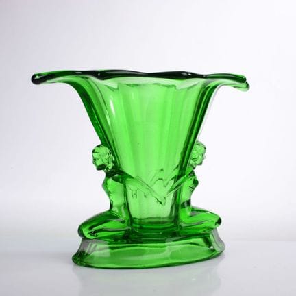 Vase en forme d'entonnoir en verre moulé teinté de