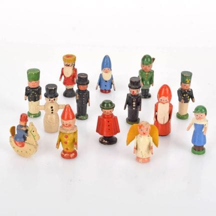 A total of 14 figurines from the Winterhilfswerk c