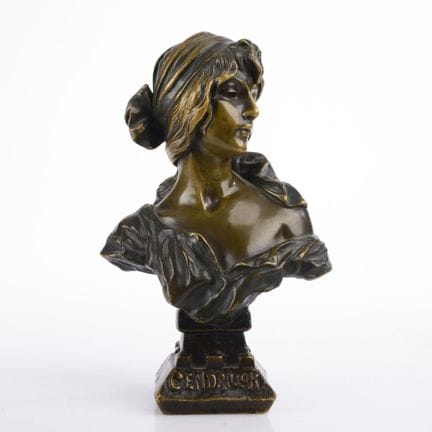 Fusion en bronze, patinée, socle s’effilant vers l