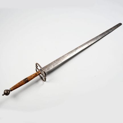 Longsword, long blade with a rounded tip, double-e