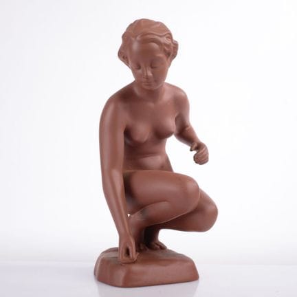 éclats d'argile rouge, socle de forme irrégulière,