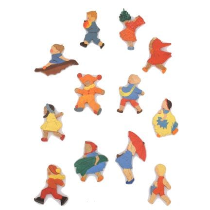 A total of 12 flat figurines from the Winterhilfsw