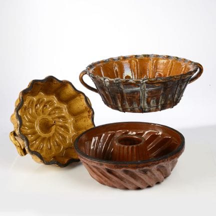 Poterie en terre cuite, émaillée de couleur ocre à