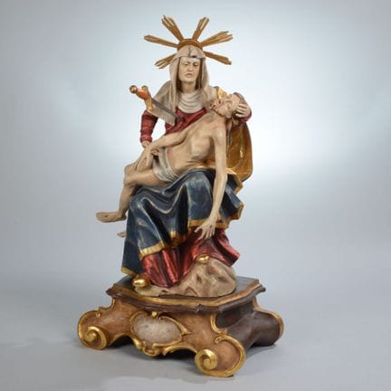 Sculptée dans du bois de tilleul, fortement creusé