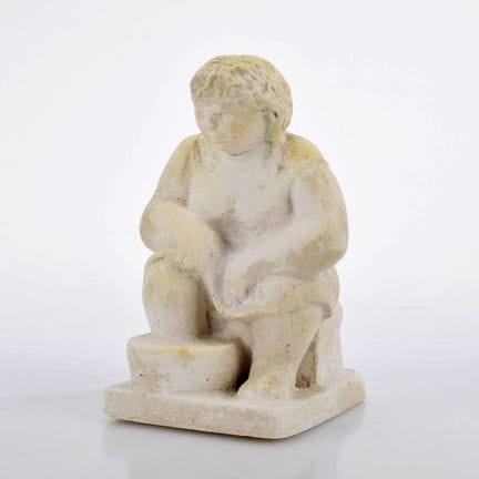 Sculpture en plâtre, « FEMME ASSISE », représentan