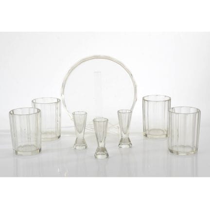 8 pièces au total, toutes en verre incolore avec u