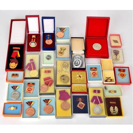 Approx. 27 pieces, each in a case; various designs